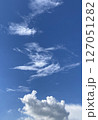 青空と白い雲 127051282