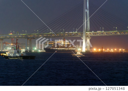 横浜港の夜景と豪華客船クイーン・エリザベス 横浜港の夜景と豪華客船クイーン・エリザベス 127051348