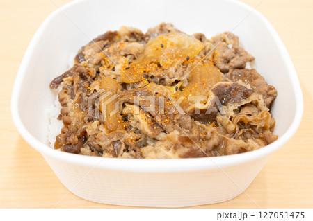 七味唐辛子をかけた美味しい牛丼弁当 七味唐辛子をかけた美味しい牛丼弁当 127051475