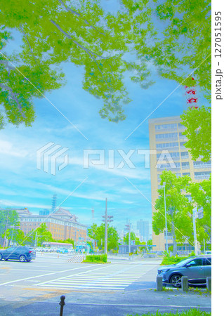 車が多く走る街中の風景 イラスト風写真 車が多く走る街中の風景 イラスト風写真 127051595