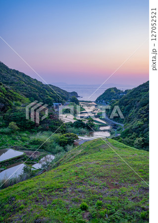 (長崎県)春日集落にある海の見える棚田(長崎と天草地方の潜伏キリシタン関連遺産) (長崎県)春日集落にある海の見える棚田(長崎と天草地方の潜伏キリシタン関連遺産) 127052521
