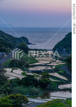 (長崎県)春日集落にある海の見える棚田(長崎と天草地方の潜伏キリシタン関連遺産) (長崎県)春日集落にある海の見える棚田(長崎と天草地方の潜伏キリシタン関連遺産) 127052524