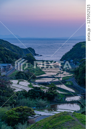 (長崎県)春日集落にある海の見える棚田(長崎と天草地方の潜伏キリシタン関連遺産) (長崎県)春日集落にある海の見える棚田(長崎と天草地方の潜伏キリシタン関連遺産) 127052525