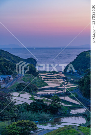 （長崎県）春日集落にある海の見える棚田（長崎と天草地方の潜伏キリシタン関連遺産） 127052530