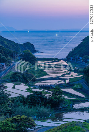 (長崎県)春日集落にある海の見える棚田(長崎と天草地方の潜伏キリシタン関連遺産) (長崎県)春日集落にある海の見える棚田(長崎と天草地方の潜伏キリシタン関連遺産) 127052532