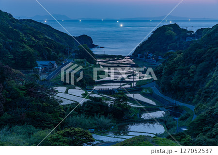 （長崎県）春日集落にある海の見える棚田（長崎と天草地方の潜伏キリシタン関連遺産） 127052537