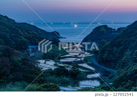 (長崎県)春日集落にある海の見える棚田(長崎と天草地方の潜伏キリシタン関連遺産) (長崎県)春日集落にある海の見える棚田(長崎と天草地方の潜伏キリシタン関連遺産) 127052541