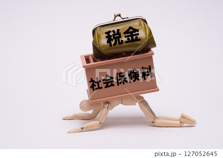 社会保険料と税金に耐えるデッサン人形 社会保険料と税金に耐えるデッサン人形 127052645