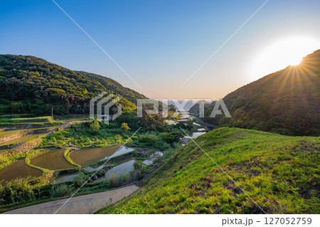 （長崎県）春日集落にある海の見える棚田（長崎と天草地方の潜伏キリシタン関連遺産） 127052759