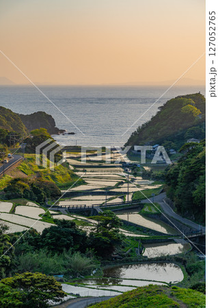 （長崎県）春日集落にある海の見える棚田（長崎と天草地方の潜伏キリシタン関連遺産） 127052765