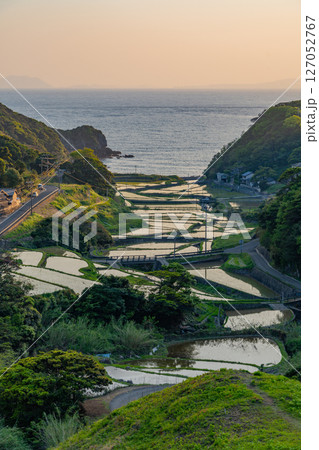 （長崎県）春日集落にある海の見える棚田（長崎と天草地方の潜伏キリシタン関連遺産） 127052767