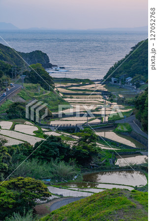 (長崎県)春日集落にある海の見える棚田(長崎と天草地方の潜伏キリシタン関連遺産) (長崎県)春日集落にある海の見える棚田(長崎と天草地方の潜伏キリシタン関連遺産) 127052768