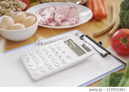 食費節約のための電卓と新鮮食材 127052861