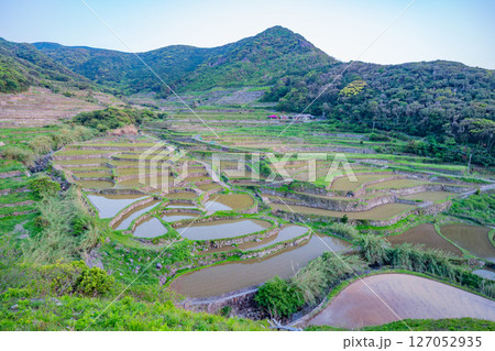 （長崎県）春日集落にある海沿いの棚田（長崎と天草地方の潜伏キリシタン関連遺産） 127052935