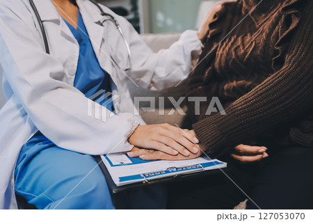 Doctor came to check the patient and shook his hand to encourage. Comforting the sick and treating the best, cured in the hospital. Doctor came to check the patient and shook his hand to encourage. Comforting the sick and treating the best, cured in the hospital. 127053070