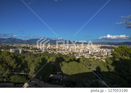 スペインバルセロナ付近にあるマヨルカ島のきれいな街並み 127053190