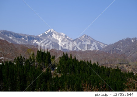 奥裾花自然園　今池湿原から駐車場に向かう途中から見える雪山　2025年4月30日 127053644