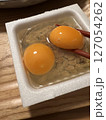 卵を割るところ　双子の卵 127054262
