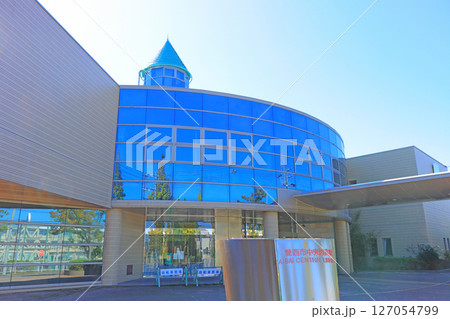 愛知県愛西市、愛西市中央図書館正面の風景 愛知県愛西市、愛西市中央図書館正面の風景 127054799