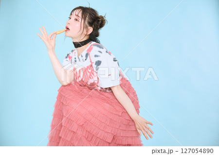 ポップなファッションに身を包んだ若い女性の ポップなファッションに身を包んだ若い女性の 127054890