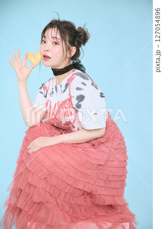 ポップなファッションに身を包んだ若い女性の ポップなファッションに身を包んだ若い女性の 127054896