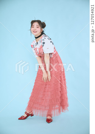 ポップなファッションに身を包んだ若い女性の ポップなファッションに身を包んだ若い女性の 127054921