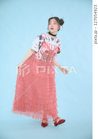 ポップなファッションに身を包んだ若い女性の 127054923