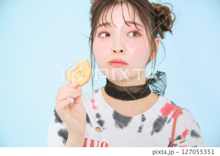 ポップなファッションに身を包んだ若い女性の 127055351