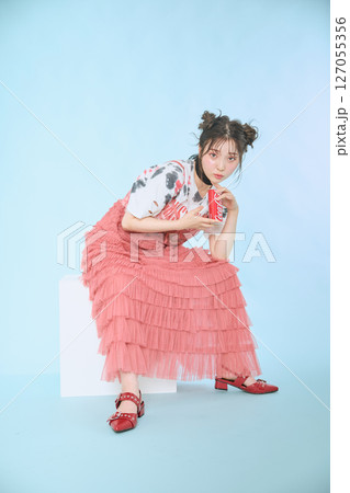 ポップなファッションに身を包んだ若い女性の 127055356