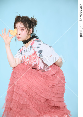 ポップなファッションに身を包んだ若い女性の 127055367