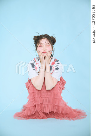 ポップなファッションに身を包んだ若い女性の 127055368