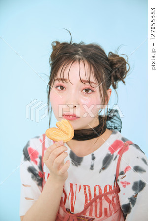 ポップなファッションに身を包んだ若い女性の ポップなファッションに身を包んだ若い女性の 127055383