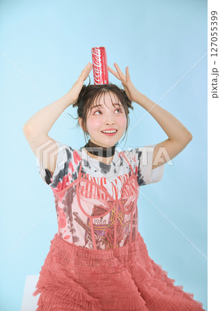 ポップなファッションに身を包んだ若い女性の 127055399