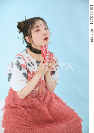 ポップなファッションに身を包んだ若い女性の 127055401