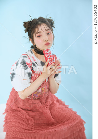 ポップなファッションに身を包んだ若い女性の 127055402