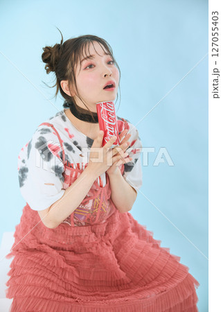ポップなファッションに身を包んだ若い女性の ポップなファッションに身を包んだ若い女性の 127055403