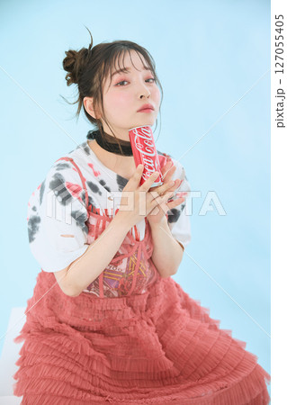 ポップなファッションに身を包んだ若い女性の 127055405