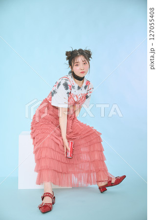 ポップなファッションに身を包んだ若い女性の 127055408