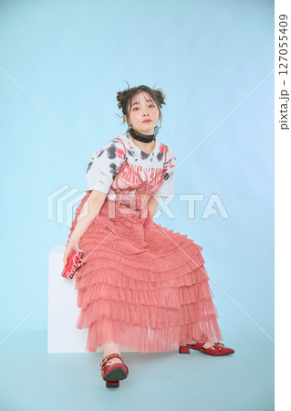 ポップなファッションに身を包んだ若い女性の 127055409