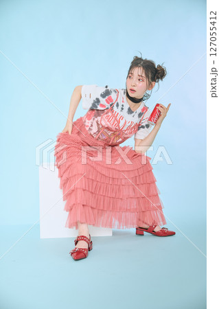 ポップなファッションに身を包んだ若い女性の 127055412