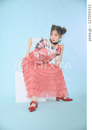 ポップなファッションに身を包んだ若い女性の 127055413