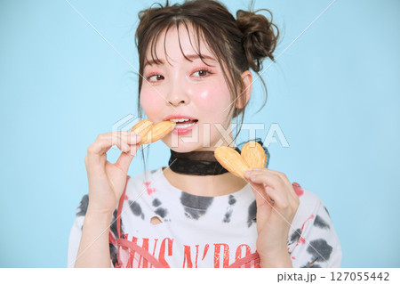 ポップなファッションに身を包んだ若い女性の ポップなファッションに身を包んだ若い女性の 127055442