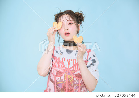 ポップなファッションに身を包んだ若い女性の ポップなファッションに身を包んだ若い女性の 127055444