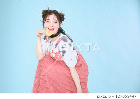 ポップなファッションに身を包んだ若い女性の 127055447