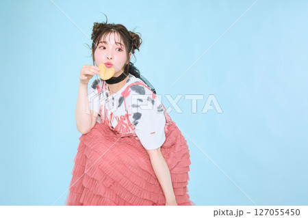 ポップなファッションに身を包んだ若い女性の 127055450