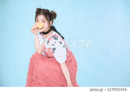 ポップなファッションに身を包んだ若い女性の ポップなファッションに身を包んだ若い女性の 127055454