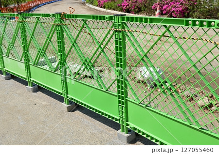 工事現場にあるプラスチック製の柵 127055460