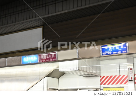 名鉄名古屋駅構内にある列車発車案内の電光表示 127055521