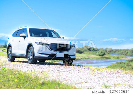 白いSUVタイプの自動車 白いSUVタイプの自動車 127055634