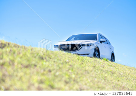 白いSUVタイプの自動車 白いSUVタイプの自動車 127055643